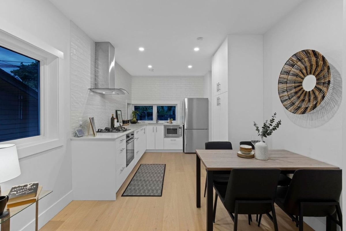 W 6th Laneway