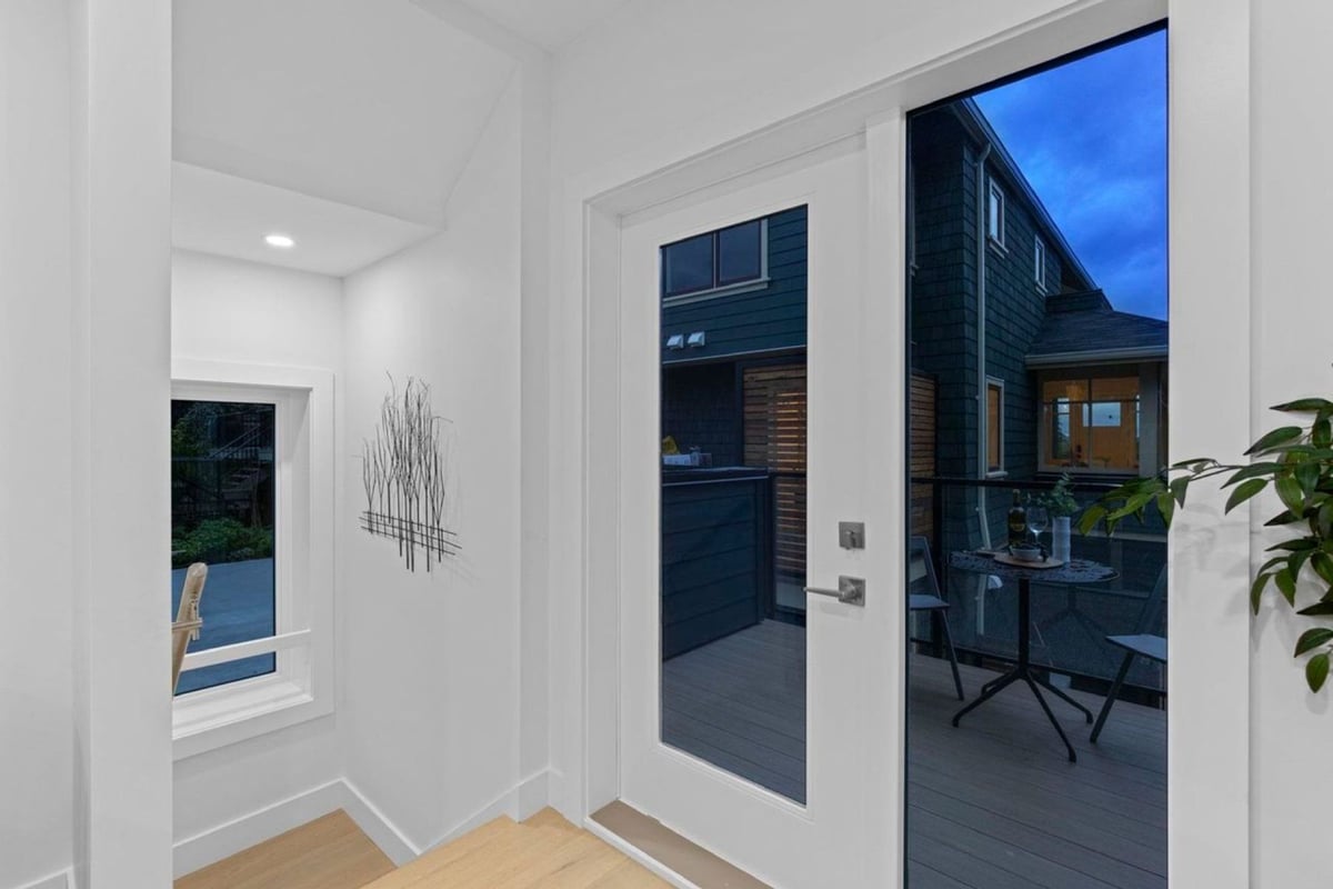 W 6th Laneway